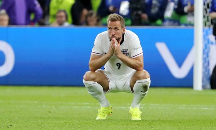 Kyle Walker spits water into the air Sport Football Soccer European Championship Euro 2024 European Championship Final Men Season 2023 2024 14 07 2024 Spain ESP vs England ENG in Berlin Olympiastadion DFL regulations prohibit any use of photographs as image sequences and or quasi video