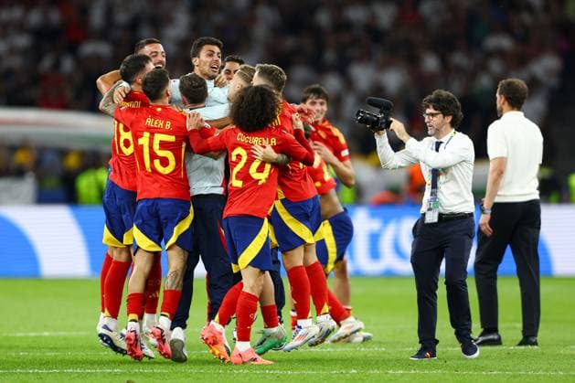 Spain players celebrate winning the 2024 UEFA European Football Championship Spain v England, UEFA European Championship, EM, Europameisterschaft 2024, Final, Football, Olympiastadion, Berlin, Germany, 14 Jul 2024 EDITORIAL USE ONLY No use with unauthorised audio, video, data, fixture lists, club league logos or live services. Online in-match use limited to 120 images, no video emulation. No use in betting, games or single club league player publications. Copyright: xKieranxMcManus Shutterstockx 14583341ej