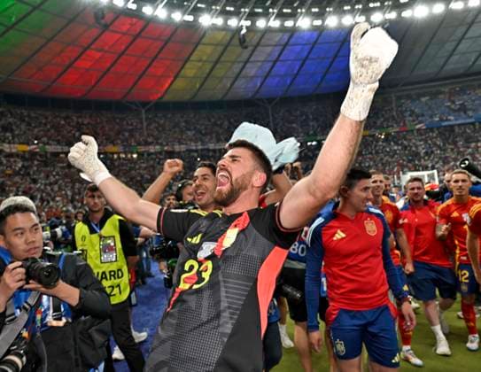 14 07 2024, Football UEFA EURO 2024, Final at Berlin Olympic Stadium, Spain England, Goalkeeper Simon Unai Spain cheers