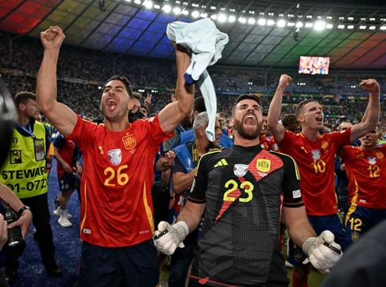 14 07 2024, Football UEFA EURO 2024, Final in Berlin Olympic Stadium, Spain England, f l Ayoze Spain , Goalkeeper Simon Unai Spain and Dani Olmo Spain cheer