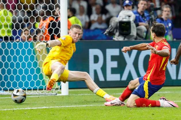 GER, Berlin, Football, Spain vs England, Final, Olympiastadion Berlin, UEFA EURO 2024, f l Jordan Pickford England , Mikel Oyarzabal Spain , Mikel Oyarzabal Spain scores the goal to make it 2 1, 14 07 2024, Copyright: HMBxMedia HeikoxBecker