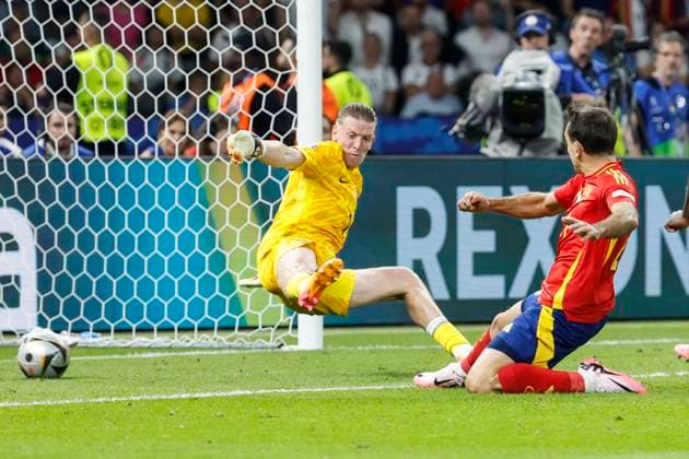GER, Berlin, Football, Spain vs England, Final, Olympiastadion Berlin, UEFA EURO 2024, f l Jordan Pickford England , Mikel Oyarzabal Spain , Mikel Oyarzabal Spain scores the goal to make it 2 1, 14 07 2024, Copyright: HMBxMedia HeikoxBecker