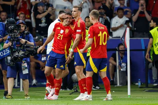 GER, Berlin, football, Spain vs England, final, Olympiastadion Berlin, UEFA EURO 2024, team celebration, goal, goal celebration, joy, enthusiasm, celebrates Mikel Oyarzabal Spain scores the goal to 2 1, 14 07 2024, Copyright: HMBxMedia HeikoxBecker