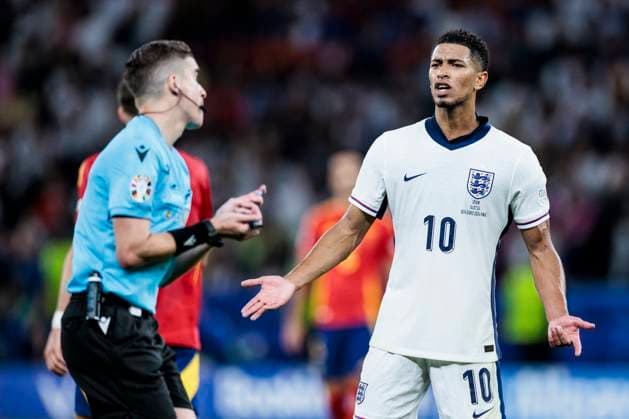UEFA EURO 2024 Final Spain England 14 07 2024 Jude Bellingham England, 10 , Referee Francois Letexier FRA UEFA EURO 2024 Final Spain England Olympiastadion, Berlin on 14 07 2024 Copyright: xBEAUTIFULxSPORTS Wunderlx