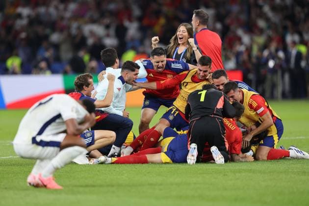 Spain v England UEFA EURO, EM, Europameisterschaft,Fussball 2024 Final Spain celebrate victory as Ollie Watkins of England reacts during the UEFA Euro 2024 Final between Spain and England at Olympiastadion, Berlin UK Newspapers OUT Copyright: xPaulxChestertonx FIL-20347-0270