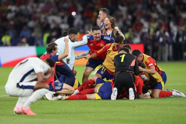 Spain v England UEFA EURO, EM, Europameisterschaft,Fussball 2024 Final Spain celebrate victory as Ollie Watkins of England reacts during the UEFA Euro 2024 Final between Spain and England at Olympiastadion, Berlin UK Newspapers OUT Copyright: xPaulxChestertonx FIL-20347-0271