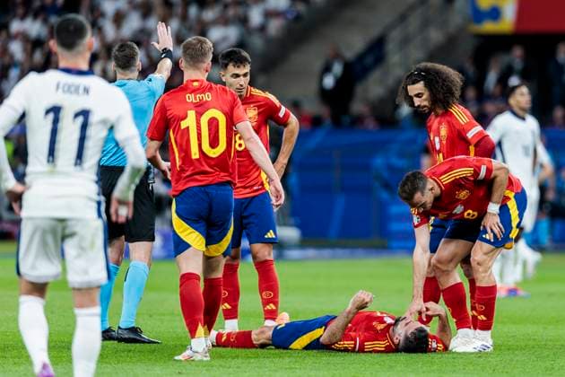 UEFA EURO 2024 Final Spain England 14 07 2024 Fabian Ruiz Spain, 08 helps Daniel Carvajal Spain, 02 UEFA EURO 2024 Final Spain England Olympiastadion, Berlin on 14 07 2024 Copyright: xBEAUTIFULxSPORTS Wunderlx