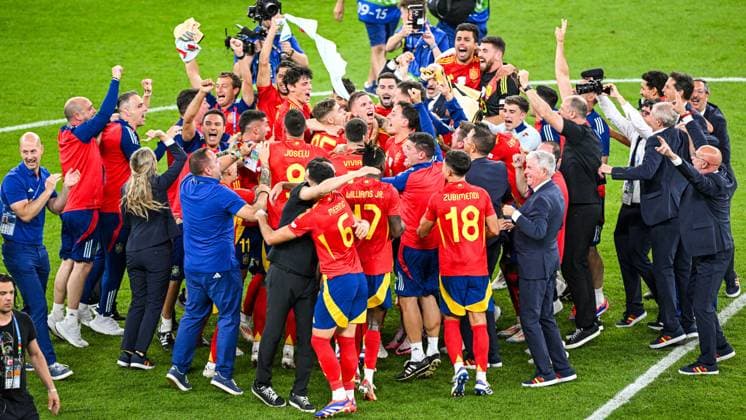 BERLIN - Spain players celebrate victory during the UEFA EURO, EM, Europameisterschaft,Fussball 2024 Final match between Spain and England at the Olympiastadion on July 14, 2024 in Berlin, Germany. ANP Hollandse Hoogte UEFA EURO 2024 FINAL 2024 xVIxANPxSportx xGerritxvanxKeulenxIVx 503484681 originalFilename: 503484681.jpg