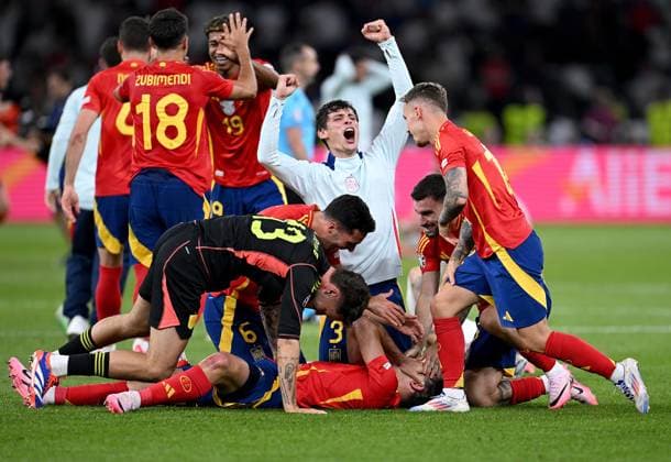 Football Euro 2024 Final 14 07 2024 Spain England final cheer Spain, the players lie on the goal scorer to 2 1 Mikel Oyarzabal at the bottom