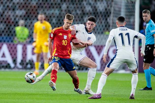 UEFA EURO 2024 Final Spain England 14 07 2024 Dani Olmo Spain, 10 , Declan Rice England, 4 UEFA EURO 2024 Final Spain England Olympiastadion, Berlin on 14 07 2024 Copyright: xBEAUTIFULxSPORTS Wunderlx