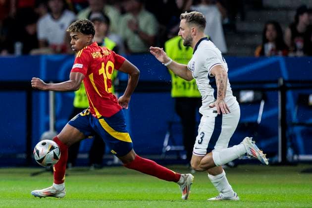 UEFA EURO 2024 Final Spain England 14 07 2024 Lamine Yamal Spain, 19 , Luke Shaw England, 3 UEFA EURO 2024 Final Spain England Olympiastadion, Berlin on 14 07 2024 Copyright: xBEAUTIFULxSPORTS Wunderlx