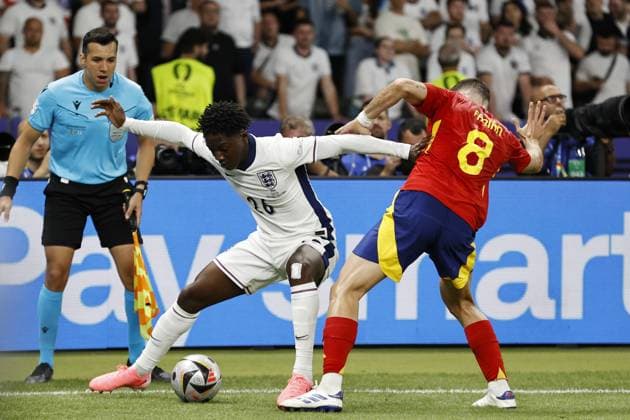 BERLIN - (l-r) Kobbie Mainoo of England, Fabian Ruiz of Spain during the UEFA EURO, EM, Europameisterschaft,Fussball 2024 Final match between Spain and England at the Olympiastadion on July 14, 2024 in Berlin, Germany. ANP Hollandse Hoogte MAURICE VAN STEEN UEFA EURO 2024 FINAL 2024 xVIxANPxSportx xVanxSteenxFotografiexIVx 503485830 originalFilename: 503485830.jpg