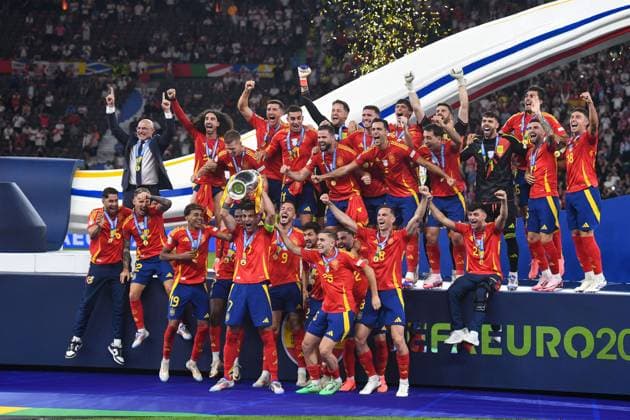 Football, Men, Season 2023 24, UEFA Euro EM 2024, Final in Berlin, Spain England, Spain players cheer with the trophy after winning the UEFA European Championship 2024 , 14 07 2024, Copyright: xSebastianxRäppold MatthiasxKochx