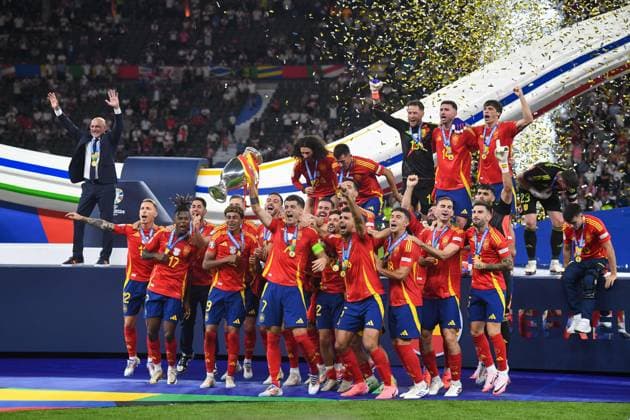 Football, Men, Season 2023 24, UEFA Euro EM 2024, Final in Berlin, Spain England, Spain players cheer with the trophy after winning the UEFA European Championship 2024 , 14 07 2024, Copyright: xSebastianxRäppold MatthiasxKochx