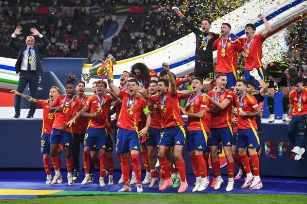 Football, Men, Season 2023 24, UEFA Euro EM 2024, Final in Berlin, Spain England, Spain players cheer with the trophy after winning the UEFA European Championship 2024 , 14 07 2024, Copyright: xSebastianxRäppold MatthiasxKochx