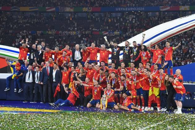 Football, Men, Season 2023 24, UEFA Euro EM 2024, Final in Berlin, Spain England, Spain players cheer with the trophy after winning the UEFA European Championship 2024 , 14 07 2024, Copyright: xSebastianxRäppold MatthiasxKochx