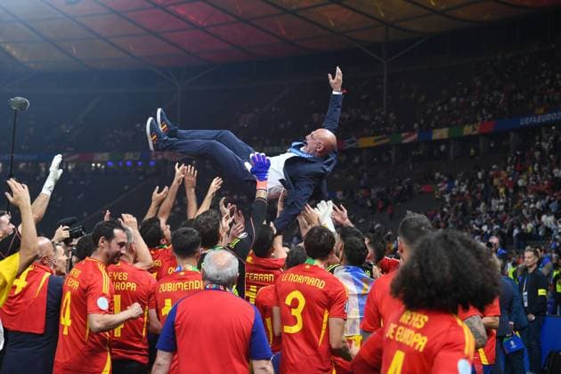 Football, men, 2023 24 season, UEFA Euro EM 2024, final in Berlin, Spain England, coach Luis de la Fuente Spain is lifted into the air after winning the UEFA European Championship , 14 07 2024, Copyright: xSebastianxRäppold MatthiasxKochx