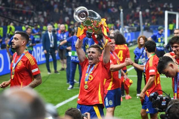 Football, Men, Season 2023 24, UEFA Euro EM 2024, Final in Berlin, Spain England, Alex Baena Spain celebrate after winning the UEFA European Championship 2024 with the trophy , 14 07 2024, Copyright: xSebastianxRäppold MatthiasxKochx
