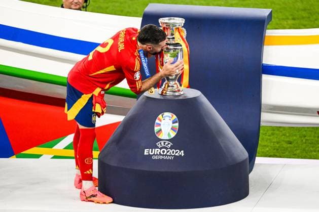 BERLIN - Dani Carvajal of Spain kisses the cup during the UEFA EURO, EM, Europameisterschaft,Fussball 2024 Final match between Spain and England at the Olympiastadion on July 14, 2024 in Berlin, Germany. ANP Hollandse Hoogte UEFA EURO 2024 FINAL 2024 xVIxANPxSportx xGerritxvanxKeulenxIVx 503486490 originalFilename: 503486490.jpg