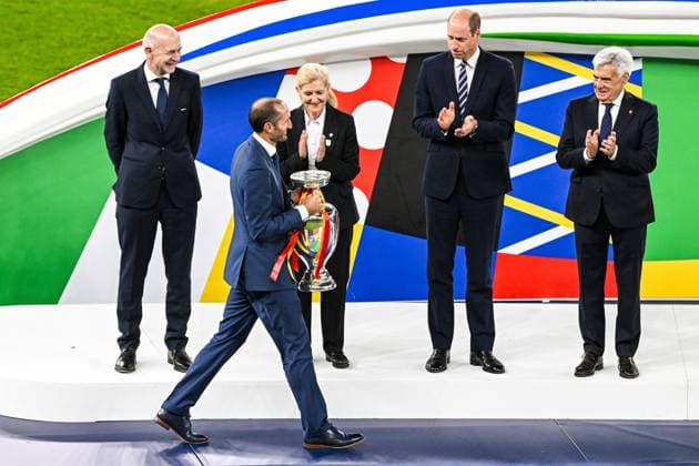 BERLIN - Giorgio Chiellini brings the cup to the podium during the UEFA EURO, EM, Europameisterschaft,Fussball 2024 Final match between Spain and England at the Olympiastadion on July 14, 2024 in Berlin, Germany. ANP Hollandse Hoogte UEFA EURO 2024 FINAL 2024 xVIxANPxSportx xGerritxvanxKeulenxIVx 503486545 originalFilename: 503486545.jpg