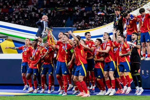 UEFA EURO 2024 Final Spain England 14 07 2024 The Spaniards celebrate after winning the European Championship with the trophy UEFA EURO 2024 Final Spain England Olympiastadion, Berlin on 14 07 2024 Copyright: xBEAUTIFULxSPORTS Wunderlx