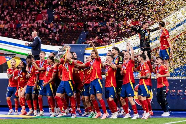 UEFA EURO 2024 Final Spain England 14 07 2024 The Spaniards celebrate after winning the European Championship with the trophy UEFA EURO 2024 Final Spain England Olympiastadion, Berlin on 14 07 2024 Copyright: xBEAUTIFULxSPORTS Wunderlx