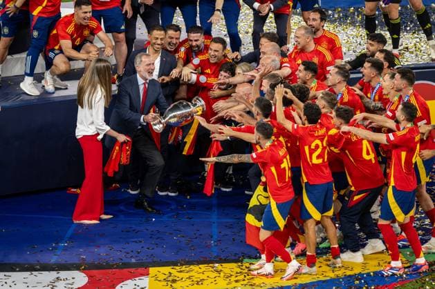 Football Berlin 14 07 2024 UEFA Euro 2024 Final England ENG Spain ESP Spains King Felipe VI with trophy and Team Spain European Champions