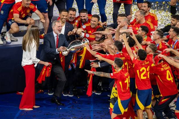 Football Berlin 14 07 2024 UEFA Euro 2024 Final England ENG Spain ESP Spains King Felipe VI with trophy and Team Spain European Champions