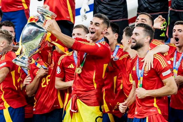 UEFA EURO 2024 Final Spain England 14 07 2024 Ferran Torres Spain, 11 cheers with the trophy UEFA EURO 2024 Final Spain England Olympiastadion, Berlin on 14 07 2024 Copyright: xBEAUTIFULxSPORTS Wunderlx