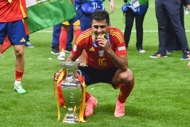 Football, men, 2023 24 season, UEFA Euro EM 2024, final in Berlin, Spain England, Rodri Spain with the UEFA European Championship trophy , 14 07 2024, Copyright: xSebastianxRäppold MatthiasxKochx