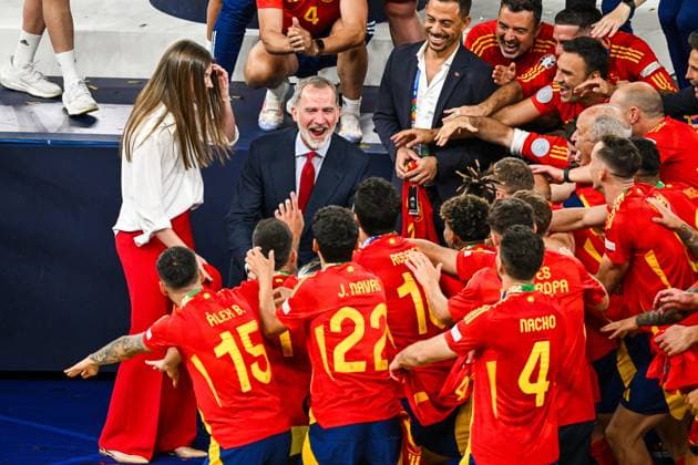 BERLIN - Spain players celebrate the championship with Felipe VI of Spain during the UEFA EURO, EM, Europameisterschaft,Fussball 2024 Final match between Spain and England at the Olympiastadion on July 14, 2024 in Berlin, Germany. ANP Hollandse Hoogte UEFA EURO 2024 FINAL 2024 xVIxANPxSportx xGerritxvanxKeulenxIVx 503487012 originalFilename: 503487012.jpg