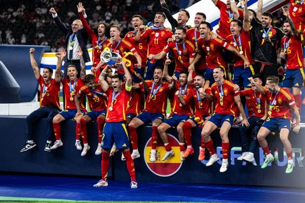 240714 Alvaro Morata of Spain celebrates with team mates and the trophy after the UEFA Euro 2024 Football Championship final between Spain and England on July 14, 2024 in Berlin Photo Mathias Bergeld BILDBYRAN kod MB MB0946 fotboll football soccer fotballs em europamästerskap em uefa euro uefa european football championship euro 2024 final spanien spain england bbeng jubel  Copyright: MATHIASxBERGELD BB240714MB168
