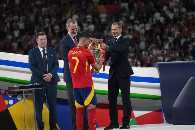 14 07 2024, Olympiastadion, Berlin, GER, EM UEFA 2024, Final, Spain vs England, in the picture Ãlvaro Morata Spain receives the European Champion Cup Defodi 506 20240714 hbr 9670 from the hands of the Spanish King Felipe VI and UEFA President Aleksander Äaeferin Defodi-506