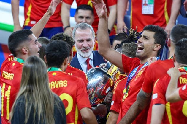 The Spanish team celebrates the title European Champion with King Felipe VI,, Spain vs England, Football, UEFA Euro 2024, Final, 14 07 2024 Berlin Berlin Germany Copyright: xkolbert-press ChristianxKolbertx