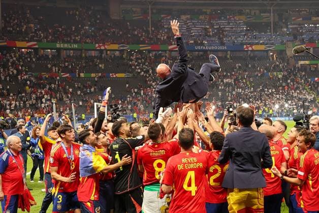 The Spanish team celebrates the title of European champions and throws head coach Luis de la Fuente Spain in the air, Spain vs England, Football, UEFA Euro 2024, Final, 14 07 2024 Berlin Berlin Germany Copyright: xkolbert-press ChristianxKolbertx