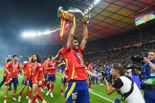 Football, Men, Season 2023 24, UEFA Euro EM 2024, Final in Berlin, Spain England, Rodri Spain celebrate after winning the UEFA European Championship 2024 with the trophy , 14 07 2024, Copyright: xSebastianxRäppold MatthiasxKochx