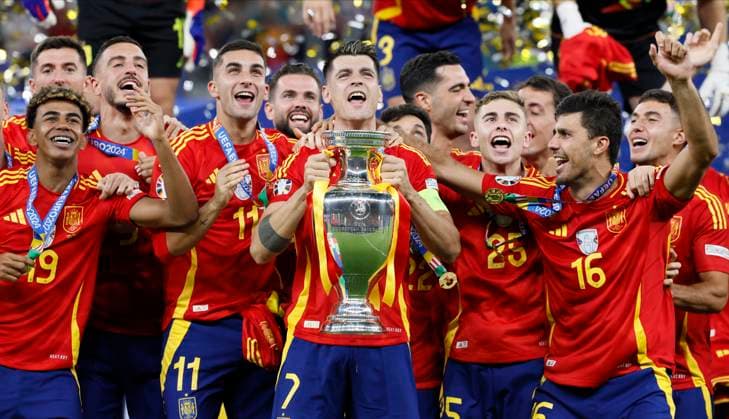 Spain v England: Final - UEFA EURO, EM, Europameisterschaft,Fussball 2024 Lamine Yamal, Ferran Torres, Alvaro Morata and Rodri of Spain celebrate with trophy after winning the UEFA EURO 2024 final match between Spain and England at Olympiastadion on July 14, 2024 in Berlin, Germany. Berlin Olympiastadion Germany Germany Copyright: xRichardxSellers Sportsphoto APLx 14045753