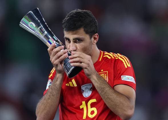 Sport Themen der Woche KW28 Sport Bilder des Tages Berlin, Germany, 14th July 2024. Rodri of Spain kisses player of the tournament trophy during the UEFA European Championships final match at Olympiastadion, Berlin. Picture credit should read: David Klein Sportimage EDITORIAL USE ONLY. No use with unauthorised audio, video, data, fixture lists, club league logos or live services. Online in-match use limited to 120 images, no video emulation. No use in betting, games or single club league player publications. SPI-3228-0171