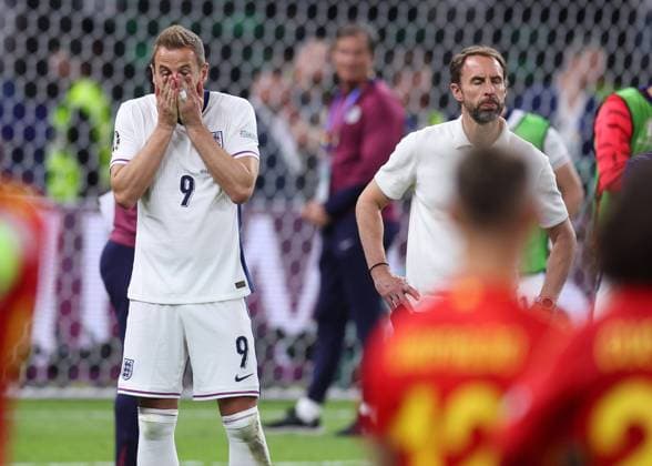 Sport Bilder des Tages Berlin, Germany, 14th July 2024. Harry Kane of England and Gareth Southgate manager of England dejected during the UEFA European Championships final match at Olympiastadion, Berlin. Picture credit should read: David Klein Sportimage EDITORIAL USE ONLY. No use with unauthorised audio, video, data, fixture lists, club league logos or live services. Online in-match use limited to 120 images, no video emulation. No use in betting, games or single club league player publications. SPI-3228-0169