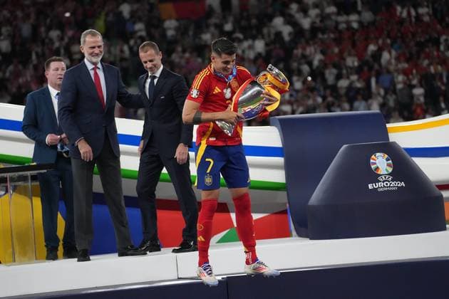 GER, EM UEFA 2024, Final, Spain vs England 14 07 2024, Olympiastadion, Berlin, GER, EM UEFA 2024, Final, Spain vs England, in the picture Ãlvaro Morata Spain receives the European Champion Cup from the hands of the Spanish King Felipe VI and UEFA President Aleksander Äaeferin nordphotoxGmbHx xBratic nph00250