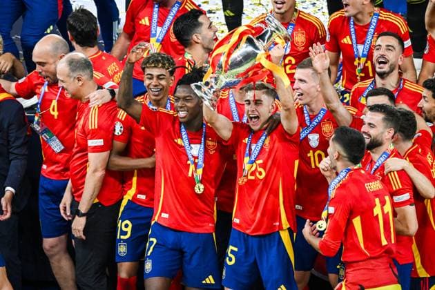 BERLIN - (l-r) Nico Williams of Spain, Fermin Lopez of Spain celebrate the championship during the UEFA EURO, EM, Europameisterschaft,Fussball 2024 Final match between Spain and England at the Olympiastadion on July 14, 2024 in Berlin, Germany. ANP Hollandse Hoogte UEFA EURO 2024 FINAL 2024 xVIxANPxSportx xGerritxvanxKeulenxIVx 503487155 originalFilename: 503487155.jpg