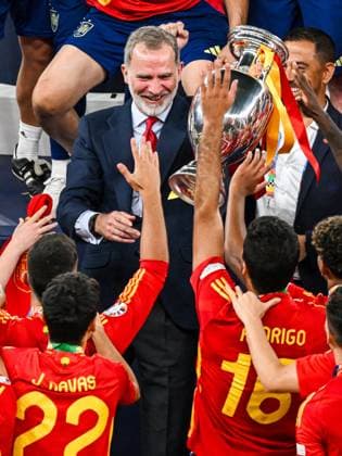BERLIN - Spain players celebrate the championship with Felipe VI of Spain during the UEFA EURO, EM, Europameisterschaft,Fussball 2024 Final match between Spain and England at the Olympiastadion on July 14, 2024 in Berlin, Germany. ANP Hollandse Hoogte UEFA EURO 2024 FINAL 2024 xVIxANPxSportx xGerritxvanxKeulenxIVx 503487182 originalFilename: 503487182.jpg