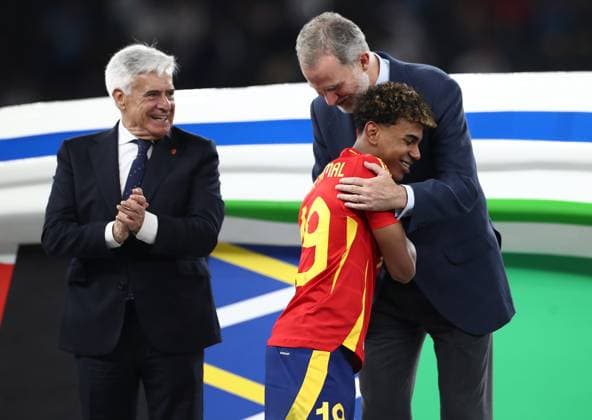 14 07 2024, xtgx, European Football Championship 2024 Final, Spain England emspor, v l Felipe VI King of Spain , Lamine Yamal Nasraoui Ebana Spain Honoring UEFA REGULATIONS PROHIBIT ANY USE OF PHOTOGRAPHS as IMAGE SEQUENCES and or QUASI VIDEO Berlin