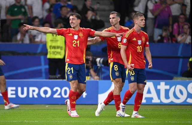 Soccer Euro 2024 Final 14 07 2024 Spain England Spain Cheering after the goal to 2 1 , from left, with goal scorer Mikel Oyarzabal, Fabian Ruiz, Dani Olmo