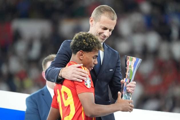 Lamine Yamal Spain Spain, 19 is awarded best young player by UEFA President Aleksandar Ceferin Berlin 14 07 2024 Spain vs England, M51, EURO2024 Final, Olympiastadion Berlin
