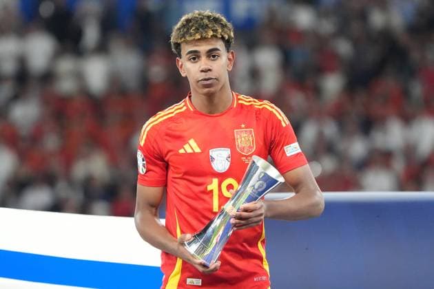 Lamine Yamal Spain Spain, 19 is awarded best young player by UEFA President Aleksandar Ceferin Berlin 14 07 2024 Spain vs England, M51, EURO2024 Final, Olympiastadion Berlin