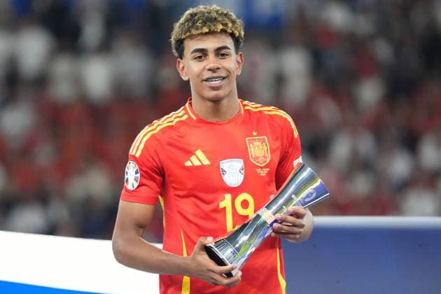 Lamine Yamal Spain Spain, 19 is awarded best young player by UEFA President Aleksandar Ceferin Berlin 14 07 2024 Spain vs England, M51, EURO2024 Final, Olympiastadion Berlin