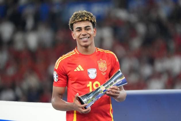 Lamine Yamal Spain Spain, 19 is awarded best young player by UEFA President Aleksandar Ceferin Berlin 14 07 2024 Spain vs England, M51, EURO2024 Final, Olympiastadion Berlin