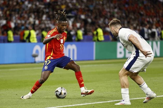 BERLIN - (l-r) Nico Williams of Spain, Luke Shaw of England during the UEFA EURO, EM, Europameisterschaft,Fussball 2024 Final match between Spain and England at the Olympiastadion on July 14, 2024 in Berlin, Germany. ANP Hollandse Hoogte MAURICE VAN STEEN UEFA EURO 2024 FINAL 2024 xVIxANPxSportx xVanxSteenxFotografiexIVx 503487266 originalFilename: 503487266.jpg