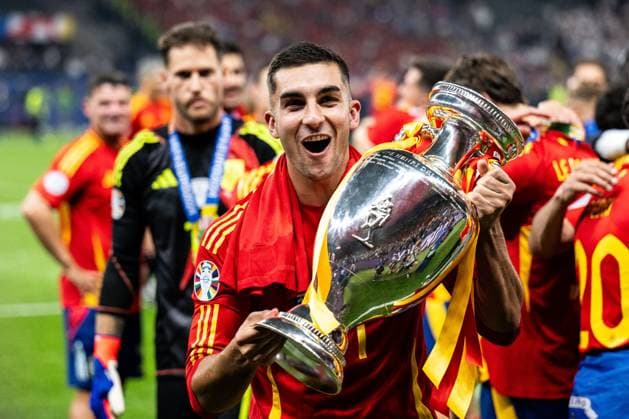 240714 Ferran Torres of Spain celebrates with the trophy after the UEFA Euro 2024 Football Championship final between Spain and England on July 14, 2024 in Berlin Photo Mathias Bergeld BILDBYRAN kod MB MB0946 fotboll football soccer fotballs em europamästerskap em uefa euro uefa european football championship euro 2024 final spanien spain england bbeng jubel  Copyright: MATHIASxBERGELD BB240714MB174